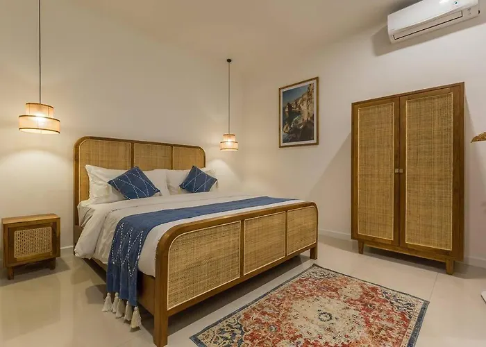 Charming 3 Bedrooms Walking Distance *